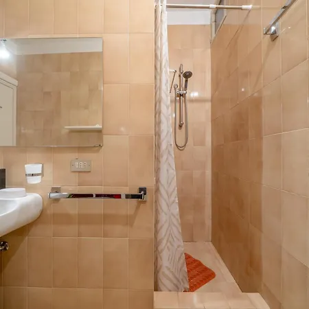 Apartment Front - And Station 2' - Wifi Lecco
